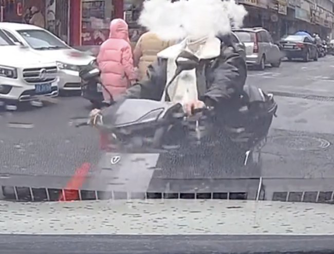 女生骑行撞车 男子下车查看也被撞
