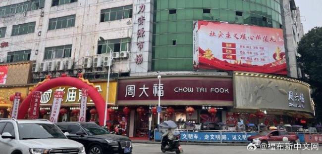 在县城开金店1天能卖79万，一条街上11家金店！