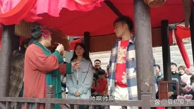 00后排队去找王婆相一种很新的亲，既有趣又刺激