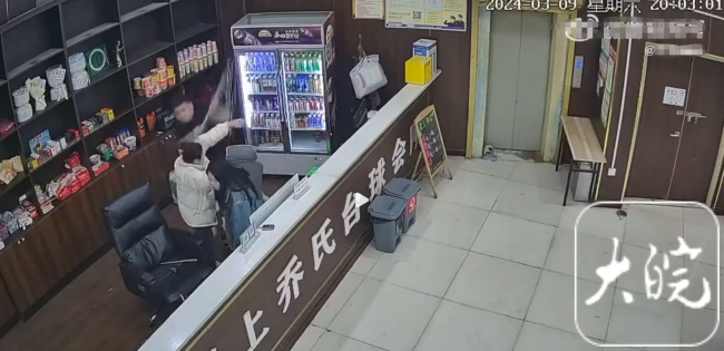 河南商丘一台球会所内，男子持球杆殴打2名女店员，警方回应：嫌疑人已抓获