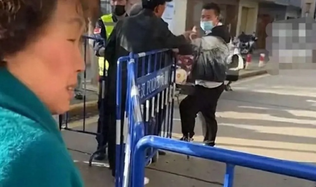 曝成龙剧组拍戏封路与居民起争执场面一度失控