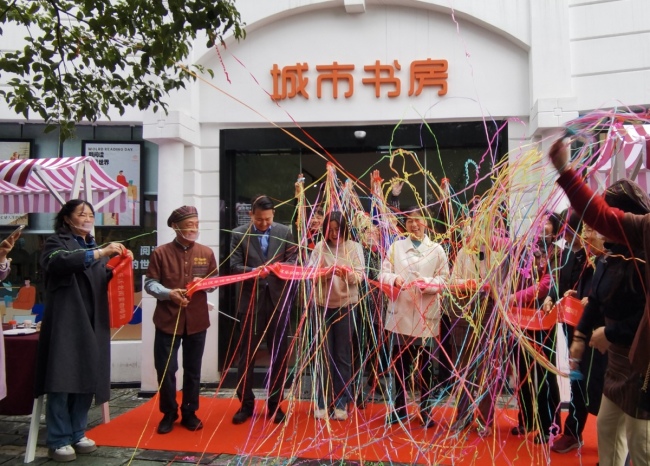 70岁老闺蜜组团经营咖啡馆 可一边品咖啡一边看书