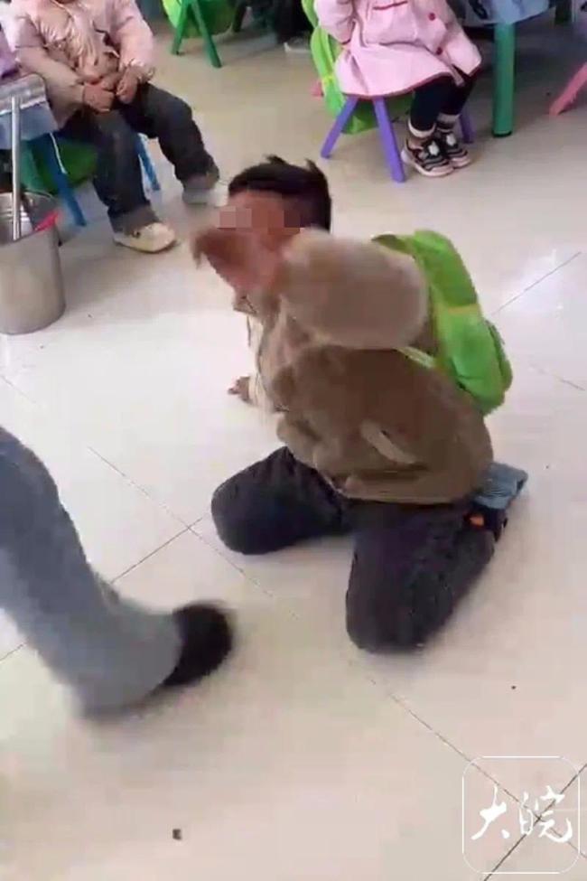 遭幼师殴打男童父母在外打工 官方回应：涉事人员被开除