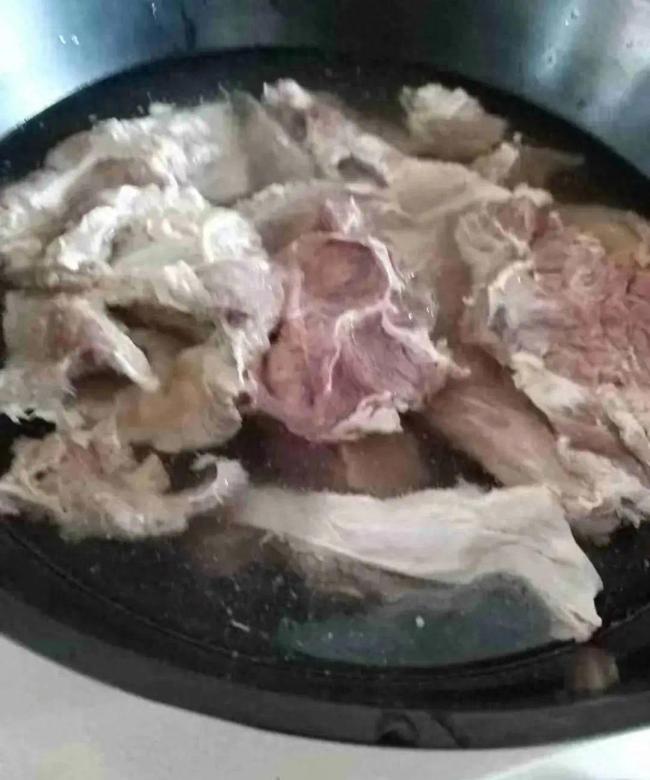冰柜故障数千元冻肉腐烂楼道飘恶臭 商家应该怎么赔？