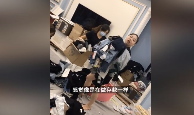 女生的裤子可以多到什么程度？这么说吧！我们可以直接摆摊！