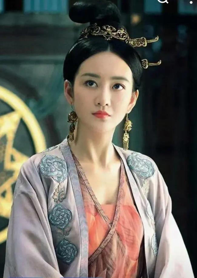 王鸥产后首次公开露面现身机场 短发新造型身材臃肿__