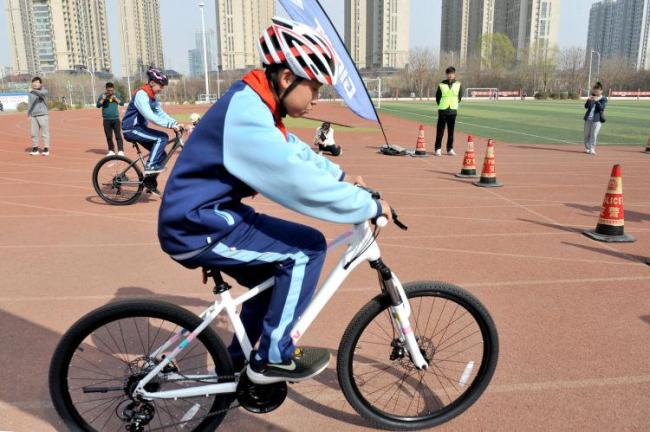 淄博一所中学推出“自行车驾驶证” ！首批45名学生持证骑车