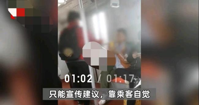 上海地铁上一小伙坐爱心座拒让老人：我买票了