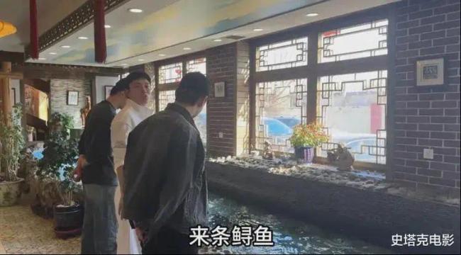 黄晓明黄景瑜被偶遇：3人吃炖鱼，贾乃亮买10斤瓜子准备坐绿皮车