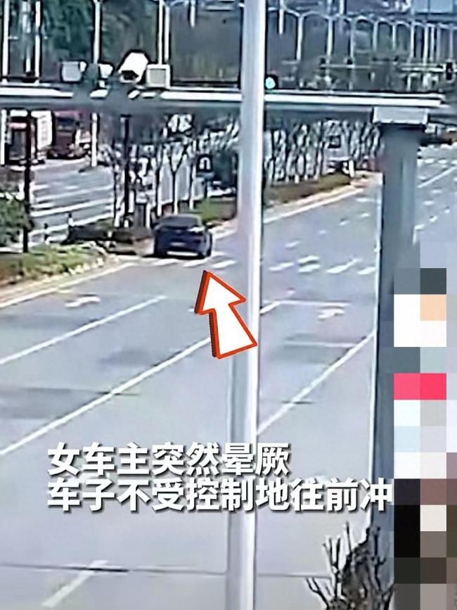 车辆失控司机晕厥 路人爬进车窗停车