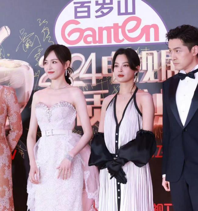 关晓彤主演的三部剧在去年播出,《曾少年》还是有一定的热度,表演愈发