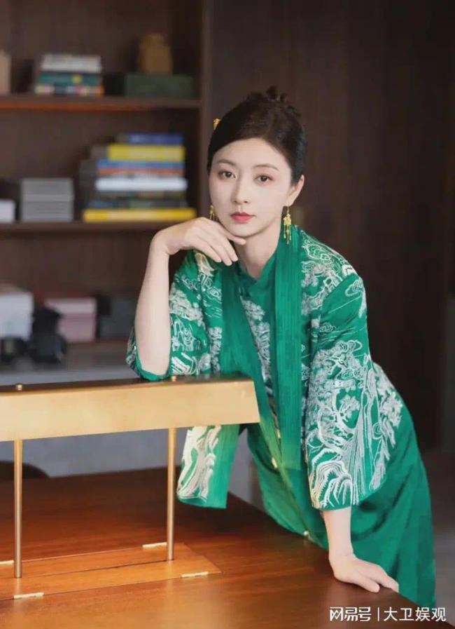 眉姐姐亮相上海时装周惊艳全场！举手投足尽显中式魅力