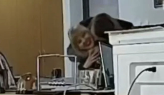 乌军官在办公室与多名女同事接吻后“自愿上前线”