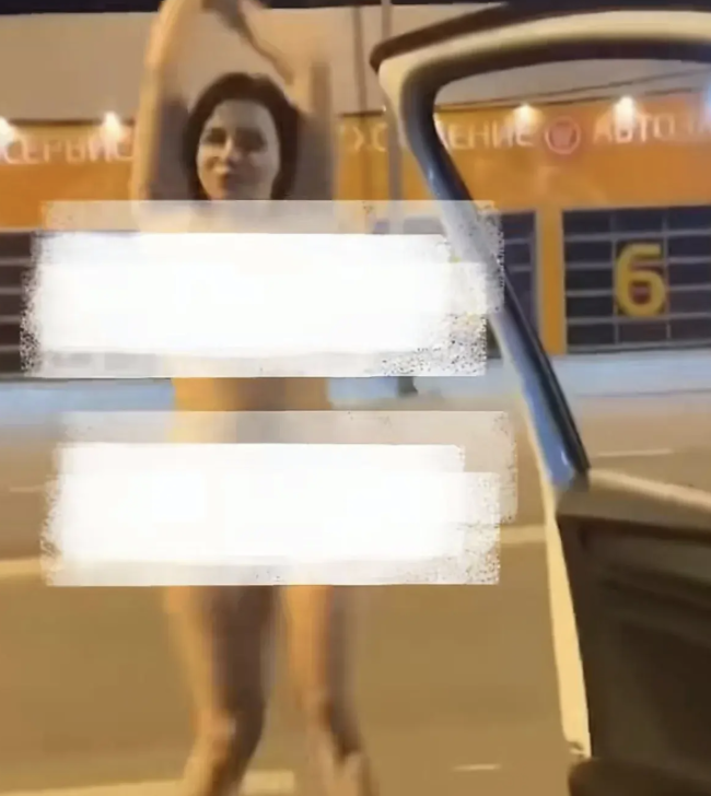 俄多名女子街头上演全裸派对