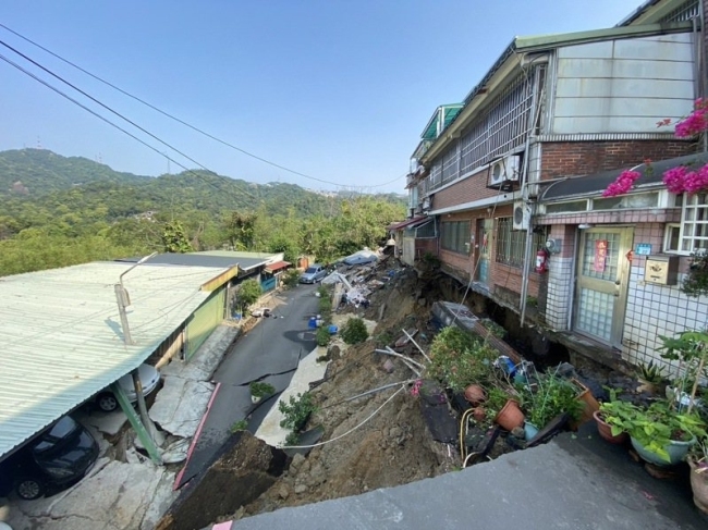 台湾地震最新消息：台新北一仓库倒塌 3人被救1人受困