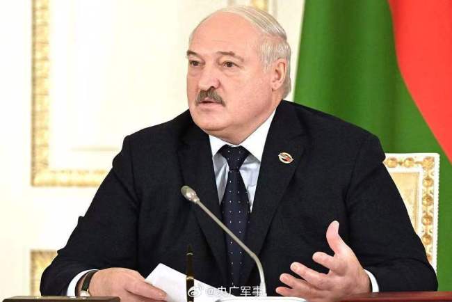 白俄总统称正在为战争做准备 正在训练军队列装武器