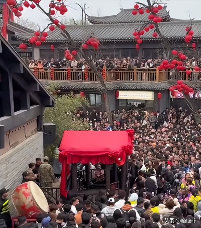 生气了!开封王婆又翻车,男子苦等四天相亲,下台得知女方是主播,明摆着蹭流量