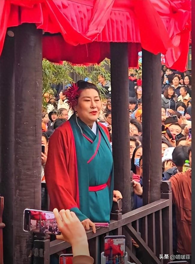 生气了!开封王婆又翻车,男子苦等四天相亲,下台得知女方是主播,明摆着蹭流量