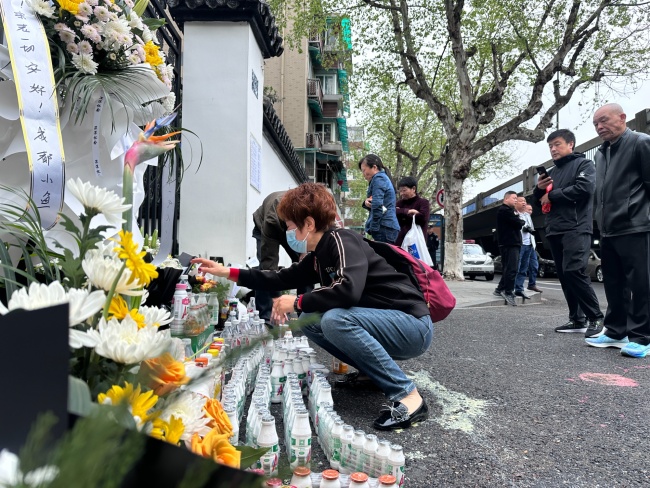 清明节娃哈哈原总部门口摆满鲜花缅怀宗庆后