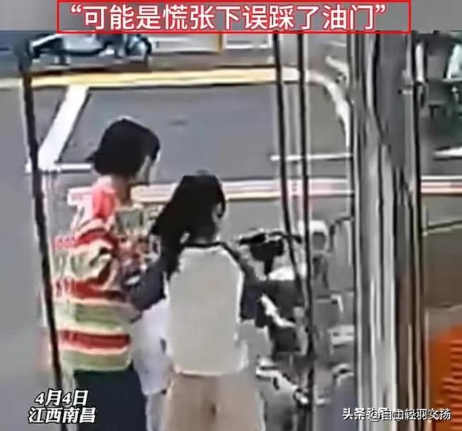 母女二人从店里出来被失控车辆撞上，司机已被警方控制