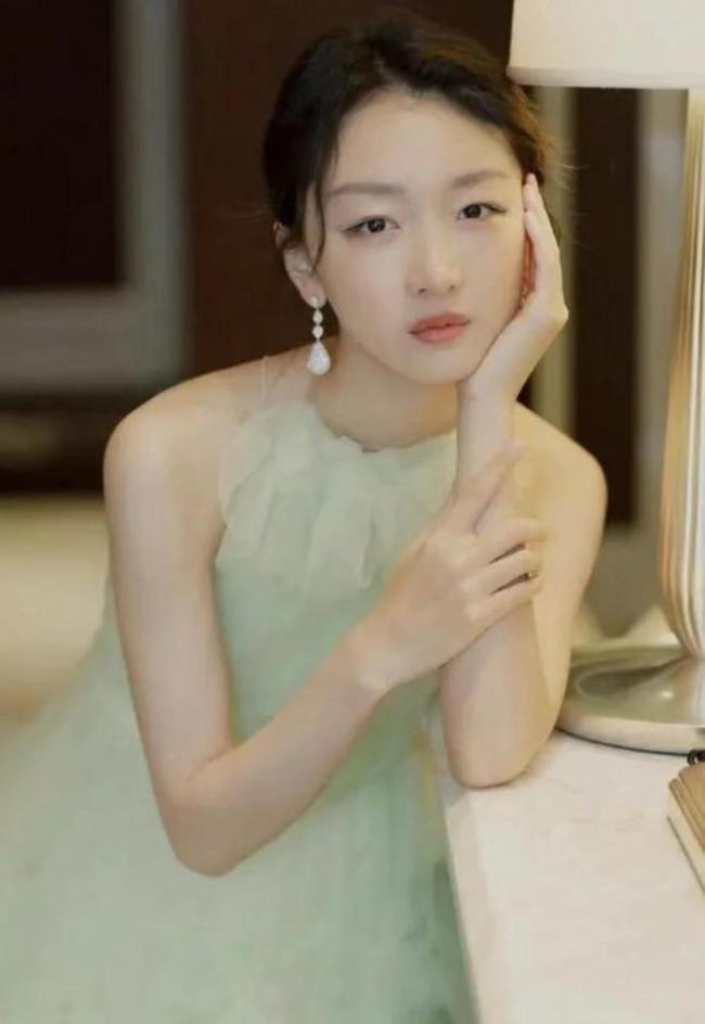 近日,周冬雨在ins上发表了一组素颜照,没想到却意外地在韩国火了,受到
