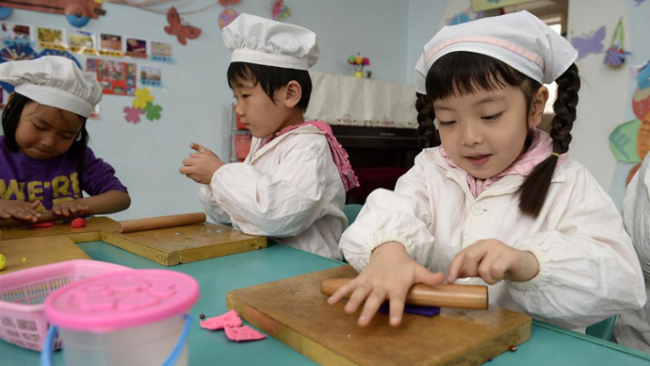 央媒评幼儿园让娃烧火做饭：很有意思，很有意义