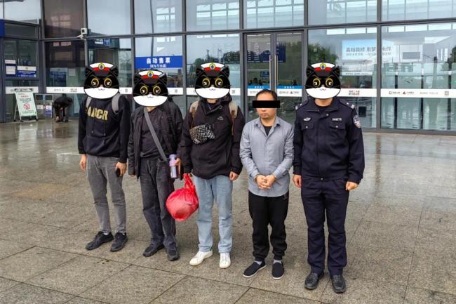 男子要求每天加夜班,民警察觉不对劲成功抓捕一名逃犯