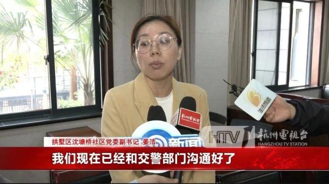 杭州一“僵尸车”停了7年副驾驶长草 被交警部门移走