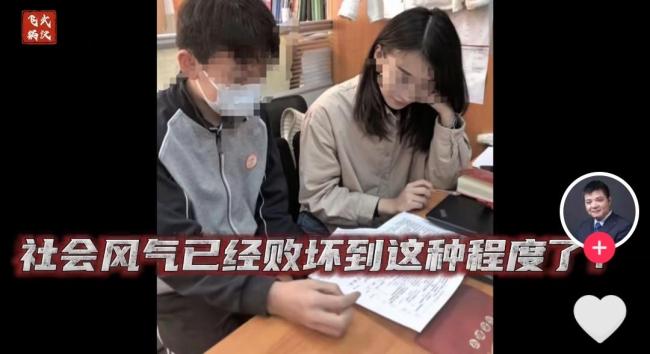 女老师插足被拉横幅 幼儿园回应：男方称未婚骗她