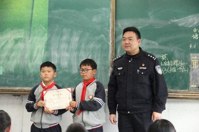 小学生多看两眼帮铲除339株罂粟，派出所颁发“禁毒小卫士”奖状
