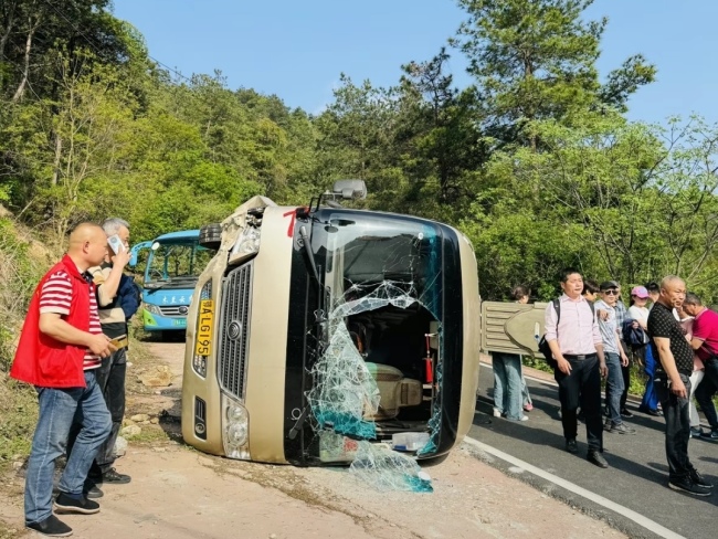 武汉一景区观光大巴侧翻 15人送医，工作人员：刹车系统出了问题