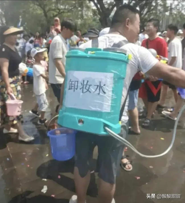 西双版纳泼水节群众“洗警”送祝福 警民共庆欢乐盛典