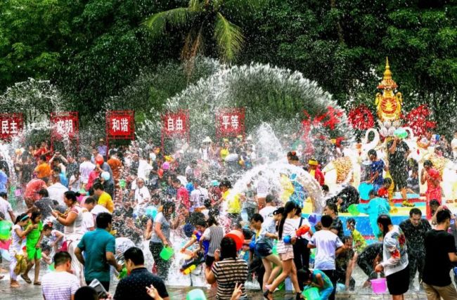 盘点云南泼水节装备“显眼包”