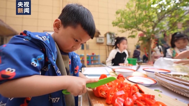 幼儿园园长骄傲介绍小朋友的厨艺 小灶台烹出大智慧