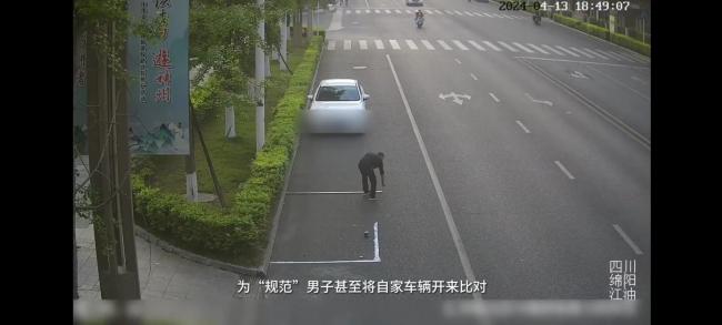 监控拍下烧烤店主在路上私画车位 交警：批评教育，责令整改