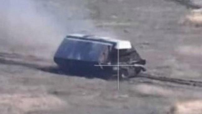 俄军T72坦克炮击乌军阵地视频曝光 战地奇观“龟壳坦克”