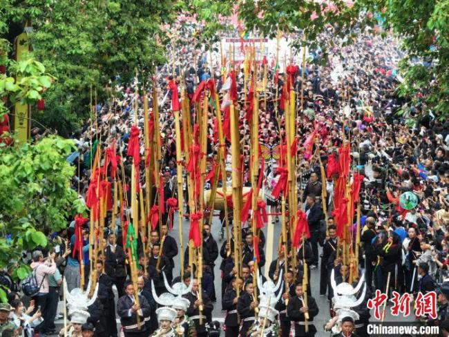 贵州台江：欢度苗族姊妹节，芦笙踩堂展风情