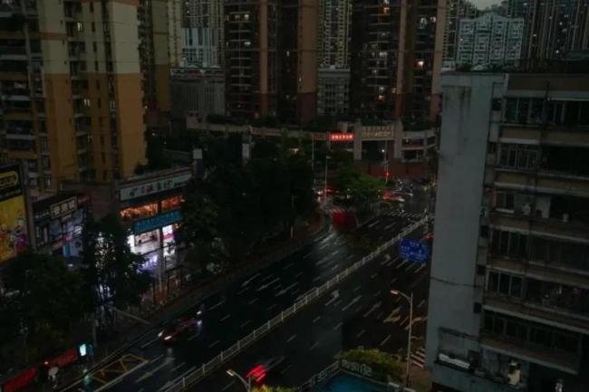 绿色天空！冰雹大如鸡蛋！多地连发洪水预警，网友称高铁车厢进水