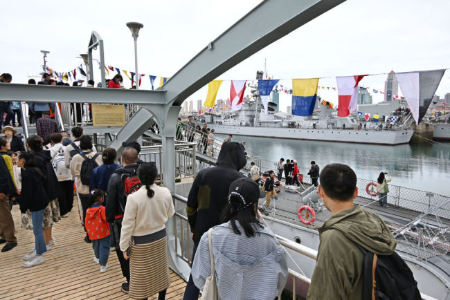 青岛：海军节带热“海博游”，游客纷至沓来重温海军辉煌
