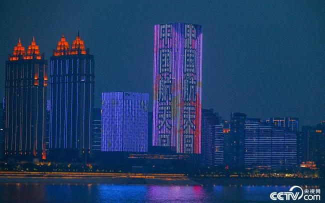 “中國航天日”主題燈光秀點亮武漢夜空