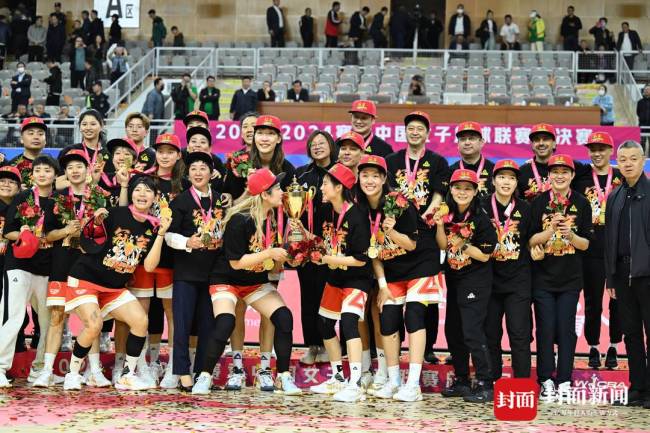 四川女篮卫冕WCBA总冠军 三度决战终封王
