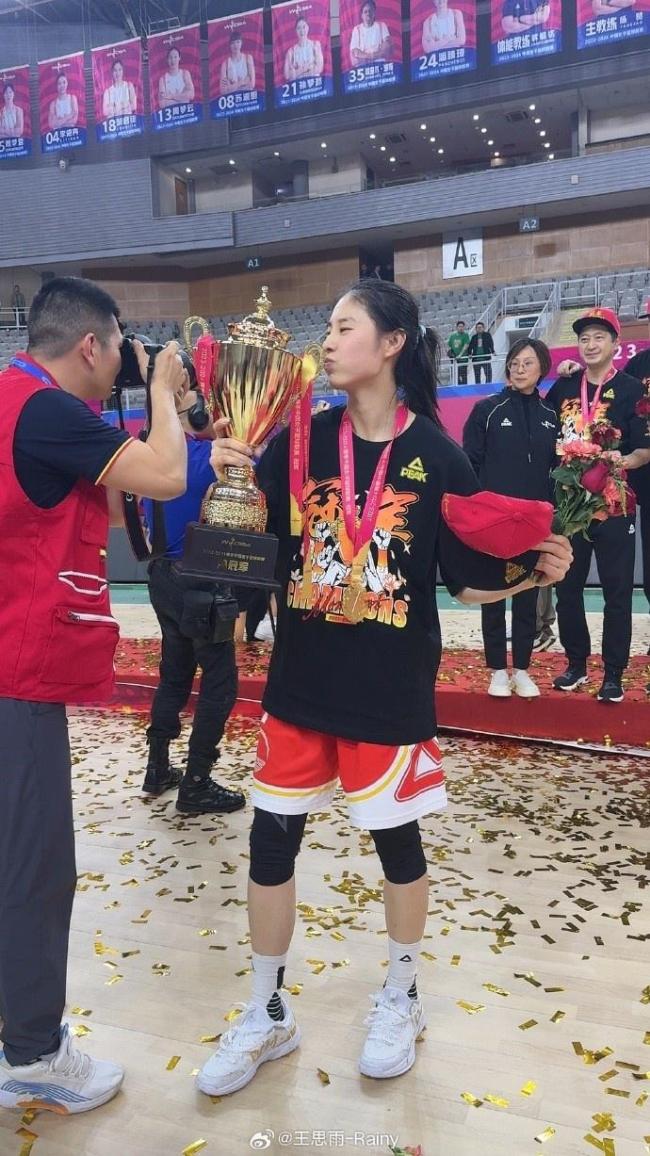 王思雨晒WCBA总冠军奖杯照 卫冕功成，两冠加身