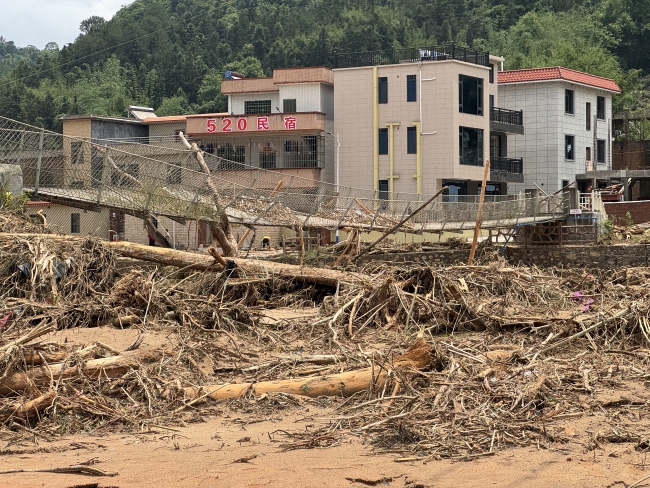 孤岛救援行动！广东白石村受灾群众乘直升飞机撤离 