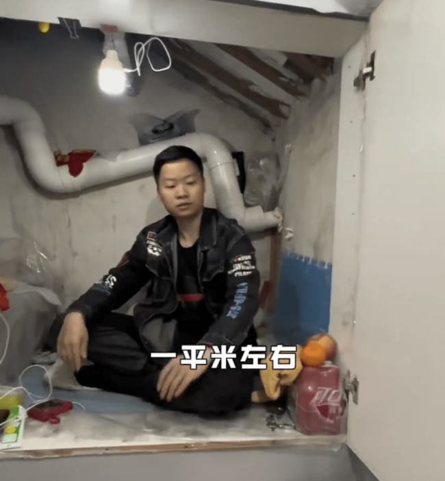 25岁男子晒上海50块租的1平米房 蜗居生活引争议