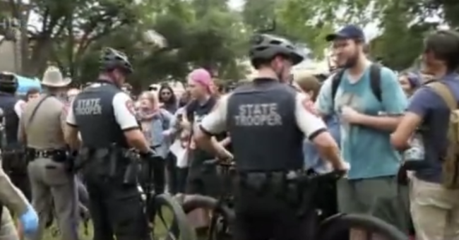 美记者因拍摄记录高校抗议者被捕