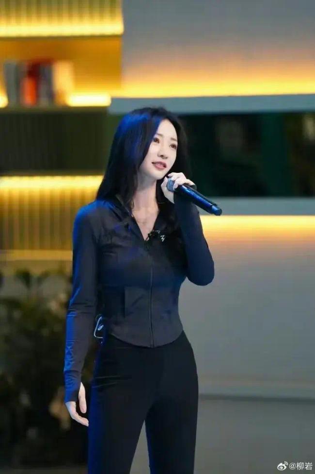 柳岩晒浪姐练习室小组合照，合照期待《发如雪》舞台