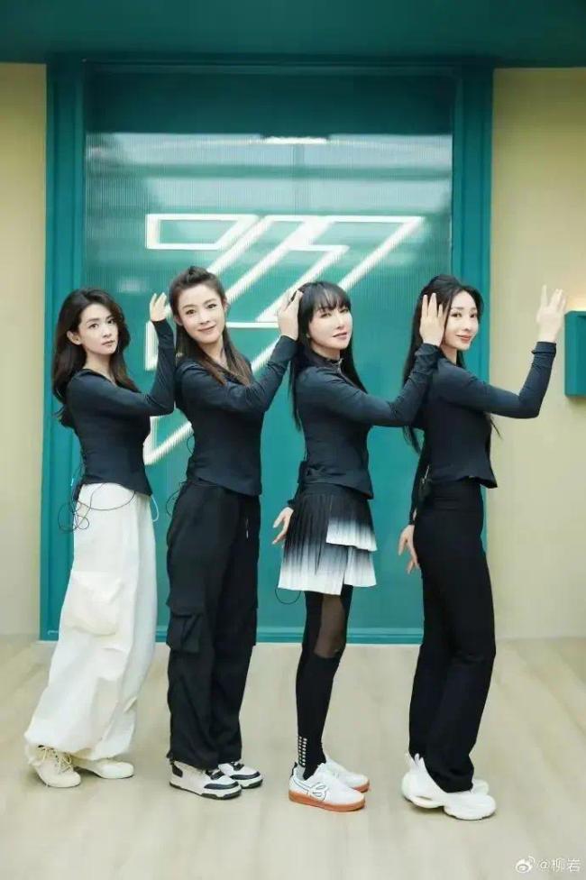 柳岩晒浪姐练习室小组合照，舞台期待《发如雪》舞台