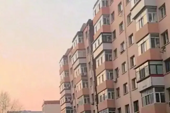 网传哈尔滨一住宅楼楼体开裂