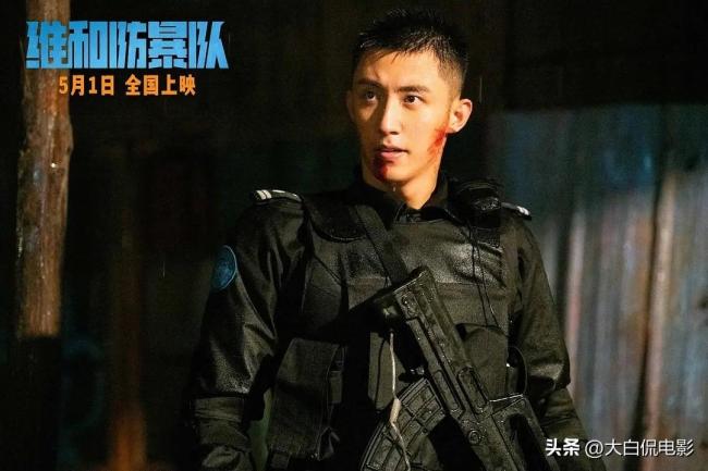 《维和防暴队》狙击手杨震被暴徒折磨 孤胆英雄的复仇之路