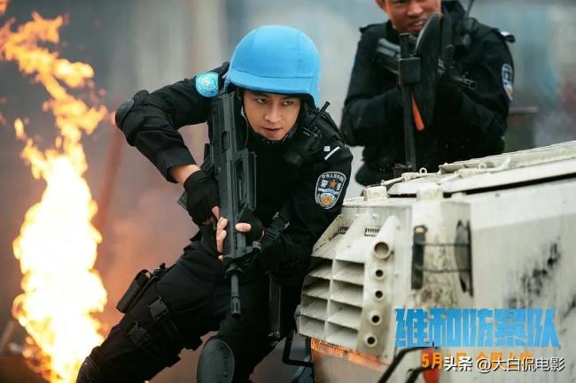 《维和防暴队》狙击手杨震被暴徒折磨 孤胆英雄的复仇之路